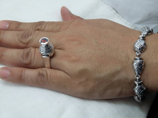 แหวนและสร้อยข้อมือเงิน