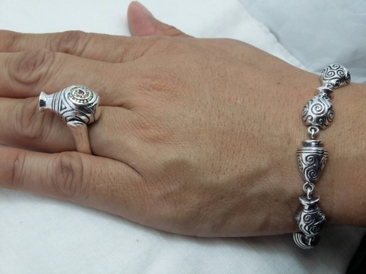 แหวนและสร้อยข้อมือเงิน