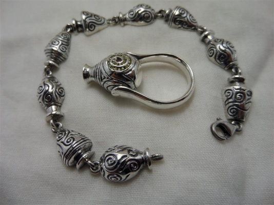 แหวนและสร้อยข้อมือเงิน