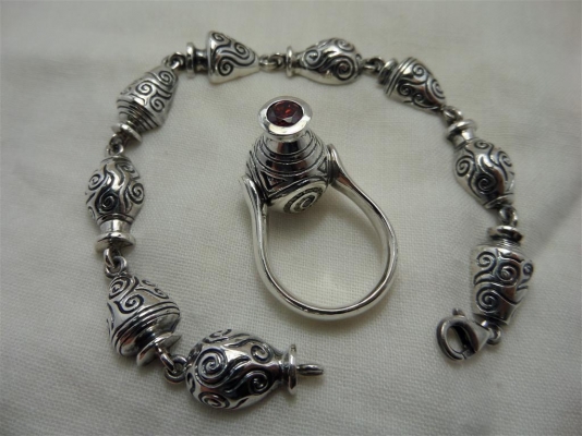 แหวนและสร้อยข้อมือเงิน