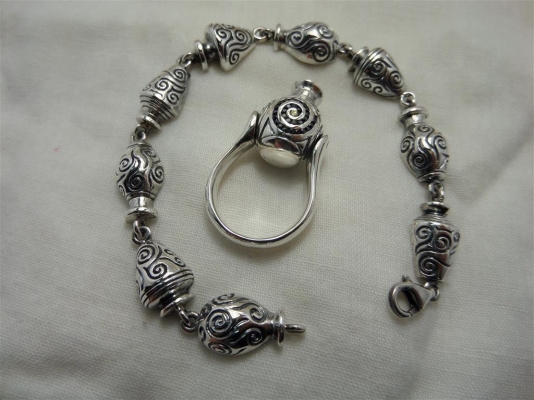 แหวนและสร้อยข้อมือเงิน