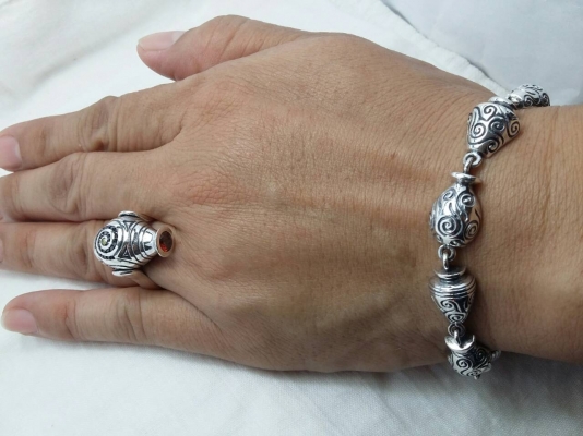 แหวนและสร้อยข้อมือเงิน