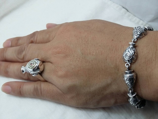 แหวนและสร้อยข้อมือเงิน