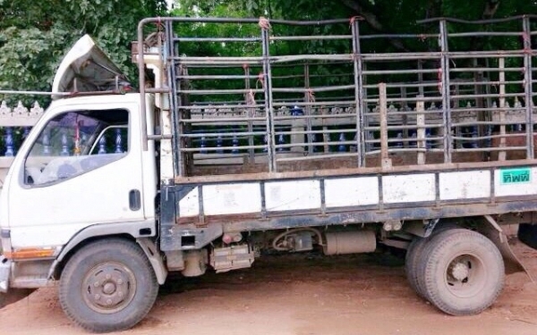 MITSUBISHI CANTER 110 HP 4D32 ปี 41 รถบรรทุกหกล้อ กระบะคอกเหล็กความยาว 4.30 เมตรสภาพดีพร้อมบรรทุกได้เลย เครื่องยนต์แรงดีไม่มีเยิ้ม ภายในเก๋งคอนโซลสวยครบ พวงมาลัยเพาเวอร์ ช่วงล่างแน่นดีเดิมๆคัชซีสวยไม่มีบวม ยาง 8.25 ขอบ 16 สภาพดีประมาณ 60\% พร้อมใช้งาน เอกส