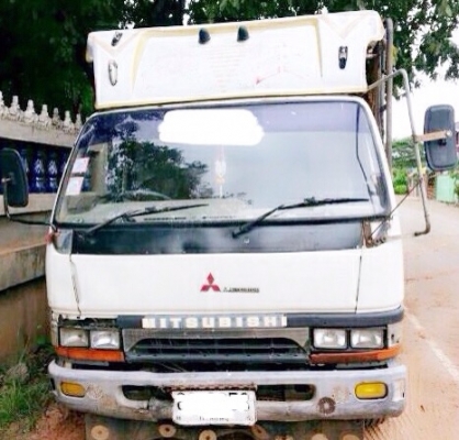 MITSUBISHI CANTER 110 HP 4D32 ปี 41 รถบรรทุกหกล้อ กระบะคอกเหล็กความยาว 4.30 เมตรสภาพดีพร้อมบรรทุกได้เลย เครื่องยนต์แรงดีไม่มีเยิ้ม ภายในเก๋งคอนโซลสวยครบ พวงมาลัยเพาเวอร์ ช่วงล่างแน่นดีเดิมๆคัชซีสวยไม่มีบวม ยาง 8.25 ขอบ 16 สภาพดีประมาณ 60\% พร้อมใช้งาน เอกส