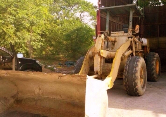 KOMATSU 515 รถตักล้อยาง เอวอ่อน ต่อแขนยาวและขยายบุ๋งกี๋ครบพร้อมใช้งานได้เลยครับ ตักได้ 2 คิว เครื่องยนต์เดิมๆปั๊มเดิมแห้งดีแรงดีไม่มีเยิ้ม ขับง่ายใช้งานได้คล่องตัวดี ตักขึ้นรถบรรทุกสิบล้อคอกสูงได้เลยครับ ช่วงล่างแน่นดี ยางสภาพดีประมาณ 65\% พร้อมใช้งาน เอกส