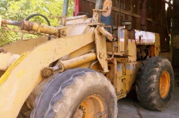 KOMATSU 515 รถตักล้อยาง เอวอ่อน ต่อแขนยาวและขยายบุ๋งกี๋ครบพร้อมใช้งานได้เลยครับ ตักได้ 2 คิว เครื่องยนต์เดิมๆปั๊มเดิมแห้งดีแรงดีไม่มีเยิ้ม ขับง่ายใช้งานได้คล่องตัวดี ตักขึ้นรถบรรทุกสิบล้อคอกสูงได้เลยครับ ช่วงล่างแน่นดี ยางสภาพดีประมาณ 65\% พร้อมใช้งาน เอกส