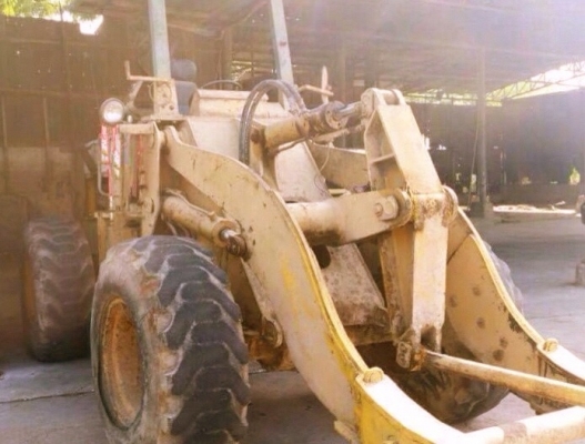 KOMATSU 515 รถตักล้อยาง เอวอ่อน ต่อแขนยาวและขยายบุ๋งกี๋ครบพร้อมใช้งานได้เลยครับ ตักได้ 2 คิว เครื่องยนต์เดิมๆปั๊มเดิมแห้งดีแรงดีไม่มีเยิ้ม ขับง่ายใช้งานได้คล่องตัวดี ตักขึ้นรถบรรทุกสิบล้อคอกสูงได้เลยครับ ช่วงล่างแน่นดี ยางสภาพดีประมาณ 65\% พร้อมใช้งาน เอกส