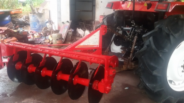 ขายรถไถยันม้า45แรงสวยๆมีไบมีดหน้ว ผาน6 ทะเบียนพร้อม ราคา285000บาท ไม1515ช.ม. สนใจโทร0813655997อำพร พาเจริญรถอยู่ วังบัว อ คลองขลุง จ กำแพงเพชร