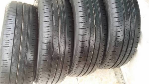 ขายยางป้ายแดง dunlop enasave ec300+ 185/65r15 ผลิตสัปดาห์ที่ 14 ปี15 สนใจติดต่อเล็กคลองสามครับ 081-3747940