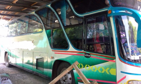 ขายด่วน รถบัสปรับอากาศ 42 ที่นั่ง 6 ล้อ เครื่องยนต์ MITSUBISHI 6M70 - 380 HP วางหลัง ภายในตกแต่งสวยหรู เครื่องเสียงคาราโอเกะครบครัน ช่วงล่างนิ่มนวลนั่งสบาย ยางสภาพดี 70\% พร้อมใช้งาน เอกสารทะเบียนครบพร้อม ราคาต่อรองได้ครับ