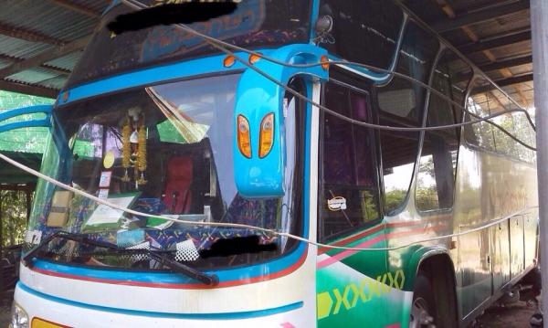 ขายด่วน รถบัสปรับอากาศ 42 ที่นั่ง 6 ล้อ เครื่องยนต์ MITSUBISHI 6M70 - 380 HP วางหลัง ภายในตกแต่งสวยหรู เครื่องเสียงคาราโอเกะครบครัน ช่วงล่างนิ่มนวลนั่งสบาย ยางสภาพดี 70\% พร้อมใช้งาน เอกสารทะเบียนครบพร้อม ราคาต่อรองได้ครับ