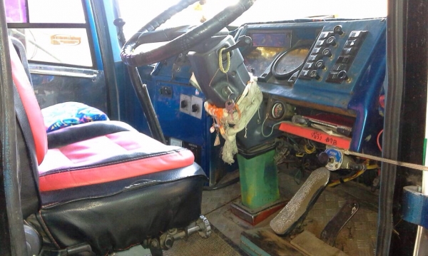 ขายด่วน รถบัสปรับอากาศ 42 ที่นั่ง 6 ล้อ เครื่องยนต์ MITSUBISHI 6M70 - 380 HP วางหลัง ภายในตกแต่งสวยหรู เครื่องเสียงคาราโอเกะครบครัน ช่วงล่างนิ่มนวลนั่งสบาย ยางสภาพดี 70\% พร้อมใช้งาน เอกสารทะเบียนครบพร้อม ราคาต่อรองได้ครับ