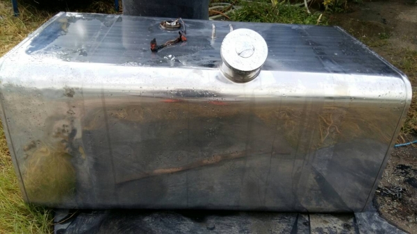 ถังน้ำมัน 300 ลิตร มีรอยบุบ