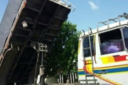 HINO FR 320 HP PO9 รถพ่วงแม่+ลูก แม่กระจังหน้ายักษ์ กระบะดั๊มพ์คอกมิเนียม 12 ตันสภาพดีพร้อมบรรทุกหนักได้เลย ลูกพ่วง 2 คานดั๊มพ์กระบะดั๊มพ์เหล็กของอู่สหกิจ ความยาว 6 เมตรพร้อมใช้งาน เครื่องยนต์แรงดีแน่นดีมากครับ ภายในเก๋งคอนโซลสวยครบ แอร์ พวงมาลัยเพาเวอร์