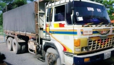 HINO FR 320 HP PO9 รถพ่วงแม่+ลูก แม่กระจังหน้ายักษ์ กระบะดั๊มพ์คอกมิเนียม 12 ตันสภาพดีพร้อมบรรทุกหนักได้เลย ลูกพ่วง 2 คานดั๊มพ์กระบะดั๊มพ์เหล็กของอู่สหกิจ ความยาว 6 เมตรพร้อมใช้งาน เครื่องยนต์แรงดีแน่นดีมากครับ ภายในเก๋งคอนโซลสวยครบ แอร์ พวงมาลัยเพาเวอร์