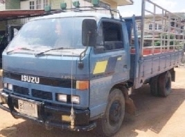 ISUZU NPR 115 HP 4BD1 ปี 35 รถบรรทุกหกล้อ กระบะคอกเหล็กความยาว 4.30 เมตรสภาพดีพร้อมบรรทุกพร้อมใช้งานได้เลย เครื่องยนต์แรงดีแห้งดีเดิมๆไม่มีเยิ้ม ภายในเก๋งคอนโซลสวยครบ พวงมาลัยธรรมดา ช่วงล่างแน่นดีคัชซีสวยตลอดเส้นไม่มีแตกบวม ยาง 7.50 ขอบ 16 สภาพดีประมาณ 60