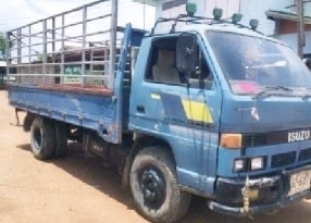 ISUZU NPR 115 HP 4BD1 ปี 35 รถบรรทุกหกล้อ กระบะคอกเหล็กความยาว 4.30 เมตรสภาพดีพร้อมบรรทุกพร้อมใช้งานได้เลย เครื่องยนต์แรงดีแห้งดีเดิมๆไม่มีเยิ้ม ภายในเก๋งคอนโซลสวยครบ พวงมาลัยธรรมดา ช่วงล่างแน่นดีคัชซีสวยตลอดเส้นไม่มีแตกบวม ยาง 7.50 ขอบ 16 สภาพดีประมาณ 60