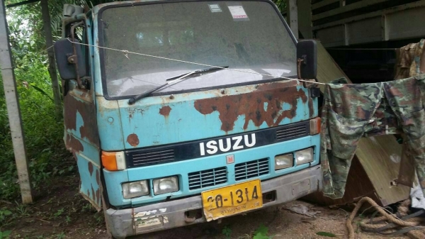 ขายรถบรรทุก 4 ล้อใหญ่ ISUZU 88 แรงม้ารถห้างแท้ เกียร์สั้น ปี 2533 ราคา 100000