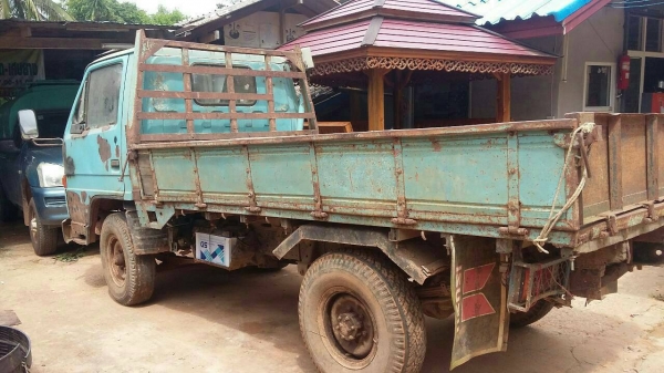 ขายรถบรรทุก 4 ล้อใหญ่ ISUZU 88 แรงม้ารถห้างแท้ เกียร์สั้น ปี 2533 ราคา 100000