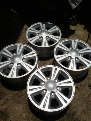 ล้อ isuzu ขอบ 15 6รู ถอดป้ายแดงชุดล่ะ 7,800