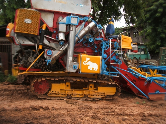 ขายรถเกี่ยวข้าวเกษตรพัฒนาเจ้าช้างไวไฟ ปี49 เครื่องยนต์ มิตซู 225 แรงม้า ปั้มอิบตั้นแฝด เบอร์ 22 ตัวเดิน 12 HTนอก