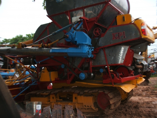 ขายรถเกี่ยวข้าวเกษตรพัฒนาเจ้าช้างไวไฟ ปี49 เครื่องยนต์ มิตซู 225 แรงม้า ปั้มอิบตั้นแฝด เบอร์ 22 ตัวเดิน 12 HTนอก