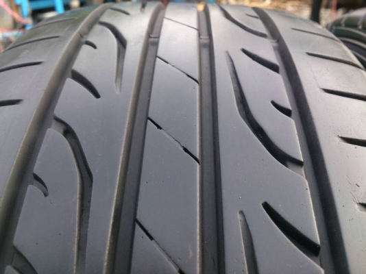 ขายยาง DUNLOP LM704 215/60R16 ยางสัปดาห์ที่24ปี14 ดอกยางสดหนาเท่ากันไม่แตกลายไม่ร้าวไม่กินข้าง (สภาพยาง90\%) สวยๆ  จำนวน 1 ชุด