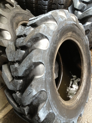 ยางรถตัก(ยางหล่อ)12.5-20สถาพสวยครับ ยางรถตัก(ยางหล่อ)12.5-20สถาพสวยครับ