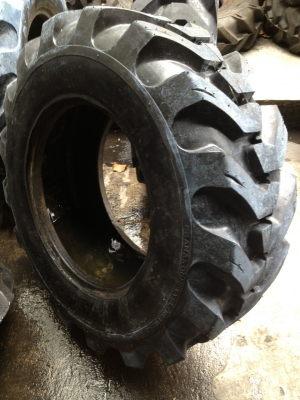 ยางรถตัก(ยางหล่อ)12.5-20สถาพสวยครับ ยางรถตัก(ยางหล่อ)12.5-20สถาพสวยครับ