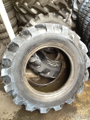 ยางรถตัก(ยางหล่อ)12.5-20สถาพสวยครับ