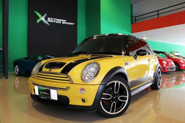 ขาย MINI Cooper S R53 ตัวรถปี 2004 จดปี 2011 เกียร์ธรรมดา หายากตัวแรง ภายในสีดำแดง เครื่องเสียงชุดใหญ่เต็มหลัง ล้อแต่ง mini 17 หลังคาลายธงชาติ สคู๊ปหน้าเคฟล่า รถเซอร์วิทย์ที่ A Motorsport. ตลอดมีใบเสร็จอยู่หมด ราคาถูกเหลือเชื่อขายเพียง 699,000 บาท จัดไฟแน