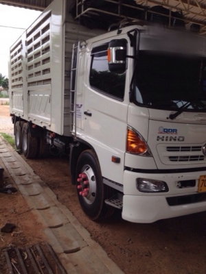 ขายรถสิบล้อเพลาเดียว. Hino. Mega. 215. ปี 52 สภาพดีมาก. พร้อมใช้งาน