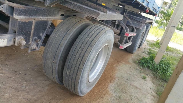 22 ล้อแม่-ลูก 360 แรงปี 2555 รถสวย ยางสวย รถห้างแท้เดิมๆ ไมล์ 2.55 แสน ดั้มสวยเรียบ ลูก 3 คาน สวย