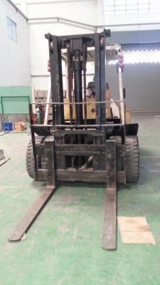 ขายโฟคลิฟท์ 6 ตัน TCM ราคา 290,000 บาท  3 ตันของ yale ใช้เบนซินกับแก๊ซ 130,000 บาท