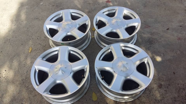 ขายล้อแม็กป้ายแดง dmax 17"  สนใจติดต่อเล็กคลองสามครับ 081-3747940