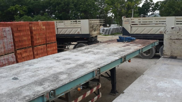 ขายหาง พื้นเรียบ สามมิต  3 เพลา. แท้  ปี 46.      สนใจติดต่อ  081 - 6079515