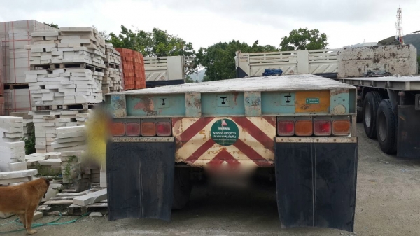 ขายหาง พื้นเรียบ สามมิต  3 เพลา. แท้  ปี 46.      สนใจติดต่อ  081 - 6079515