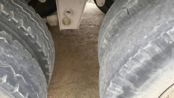 ขายหาง พื้นเรียบ สามมิต  3 เพลา. แท้  ปี 46.      สนใจติดต่อ  081 - 6079515