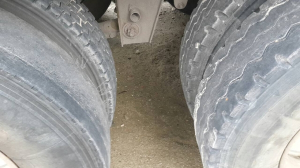 ขายหาง พื้นเรียบ สามมิต  3 เพลา. แท้  ปี 46.      สนใจติดต่อ  081 - 6079515