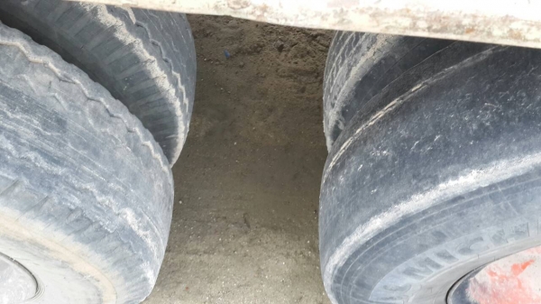 ขายหาง พื้นเรียบ สามมิต  3 เพลา. แท้  ปี 46.      สนใจติดต่อ  081 - 6079515