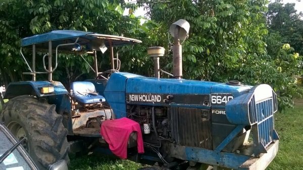 ขายรถไถเพลาเดียว FORD NEWHOLLAND เครื่อง90แรงม้า เล่มทะเบียน สนใจโทร 081-970-1072
