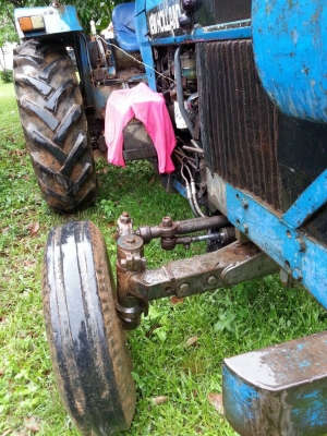 ขายรถไถเพลาเดียว FORD NEWHOLLAND เครื่อง90แรงม้า เล่มทะเบียน สนใจโทร 081-970-1072