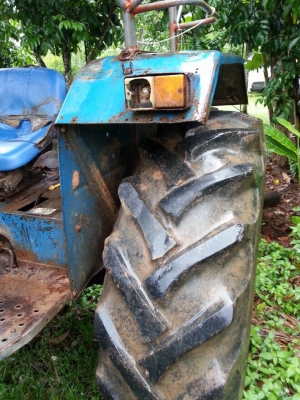 ขายรถไถเพลาเดียว FORD NEWHOLLAND เครื่อง90แรงม้า เล่มทะเบียน สนใจโทร 081-970-1072