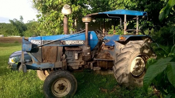ขายรถไถเพลาเดียว FORD NEWHOLLAND เครื่อง90แรงม้า เล่มทะเบียน สนใจโทร 081-970-1072