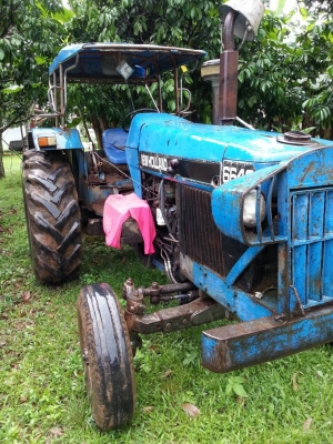 ขายรถไถเพลาเดียว FORD NEWHOLLAND เครื่อง90แรงม้า เล่มทะเบียน สนใจโทร 081-970-1072