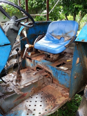 ขายรถไถเพลาเดียว FORD NEWHOLLAND เครื่อง90แรงม้า เล่มทะเบียน สนใจโทร 081-970-1072