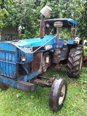 ขายรถไถเพลาเดียว FORD NEWHOLLAND เครื่อง90แรงม้า เล่มทะเบียน สนใจโทร 081-970-1072