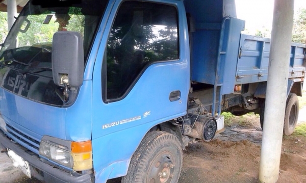 ISUZU NKR EURO 130 HP 4HG1 ปี 46 หกล้อดั๊มพ์ กระบะดั๊มพ์เหล็ก 4 ตันความยาว 3.60 เมตรสภาพดีพร้อมบรรทุกพร้อมใช้งานได้เลย เครื่องยนต์แรงดีแห้งดีไม่มีแตกเยิ้ม ภายในเก๋งคอนโซบสวยครบ พวงมาลัยเพาเวอร์ ช่วงล่างแน่นคัชซีสวยไม่มีแตกบวม คานหน้ากับเฟืองท้ายใหญ่ 6 น็อ