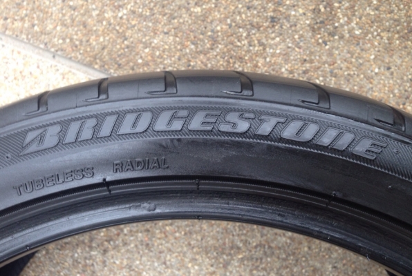 ยาง Bridgestone 235 40 18 จำนวน 2เส้น ปลายปี12